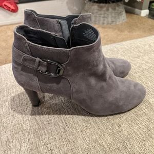 Bandolino gray suede booties